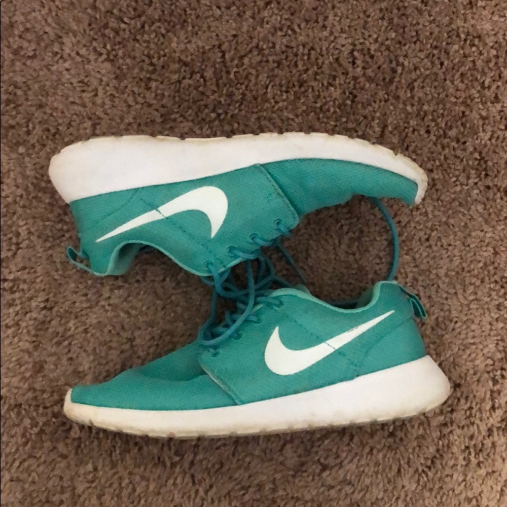 Nike size 5.5 (youth) tennis shoes